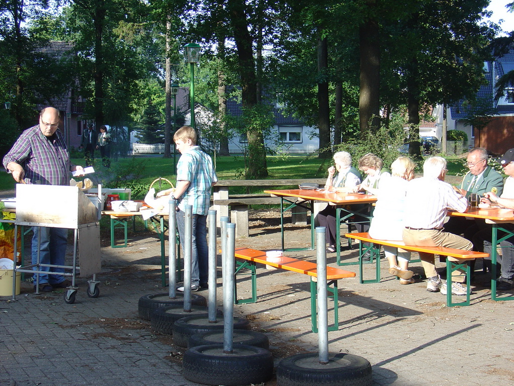 Sch&uuml;tzenfestwirt Manfred Koch hat lecker f&uuml;r uns gegrillt.