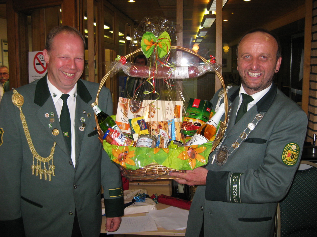 SM Klaus Wegh&ouml;ft gewinnt den Pr&auml;sendkorb beim Gl&uuml;cksschie&szlig;en