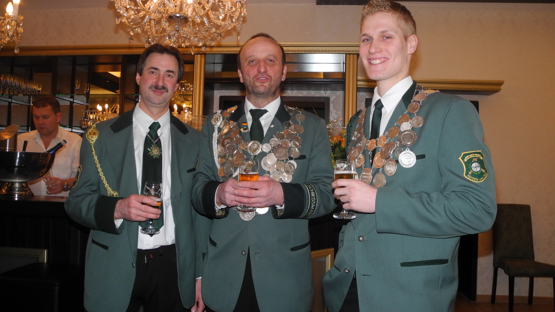 Unser K&ouml;nig der K&ouml;nige, Sch&uuml;tzenk&ouml;nig und Jugendk&ouml;nig freuen sich auf einen sch&ouml;nen Abend.